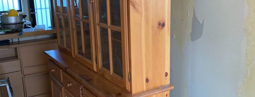 木製の食器棚
