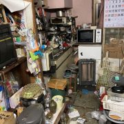 ゴミ屋敷化した部屋の中