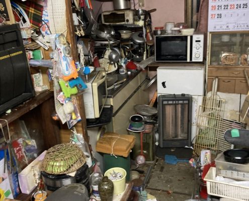 ゴミ屋敷化した部屋の中