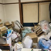 ゴミ屋敷状態の室内