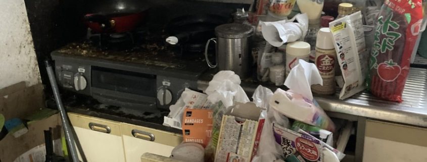 ゴミが山積した台所