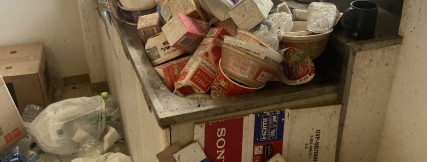 生ごみが積み重なった台所