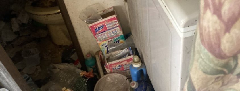 ゴミが積載したアパート室内