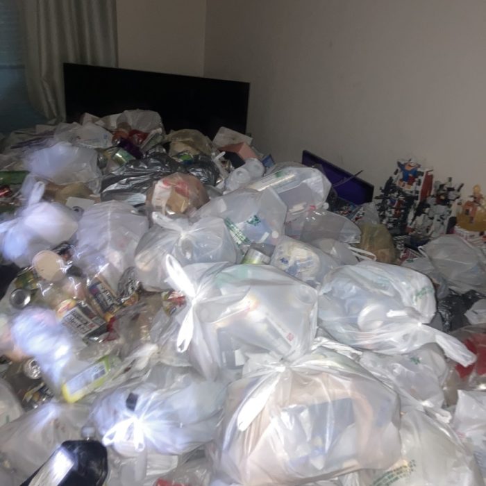ゴミが山積した室内