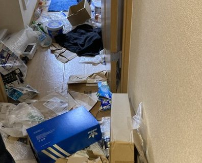 ゴミが散乱した玄関～廊下