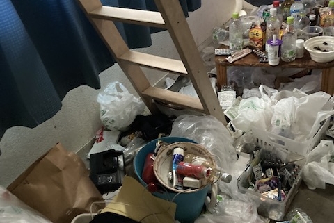 ペットボトルや食べ残し容器、コンビニ袋などが床に散乱した部屋