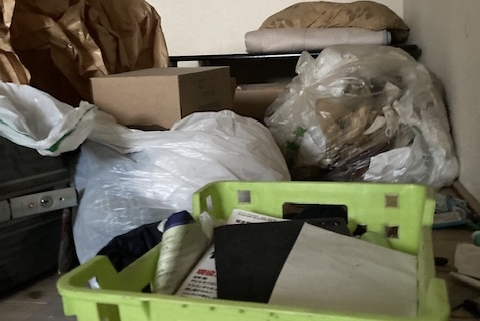 長年の物が蓄積されたゴミ屋敷部屋