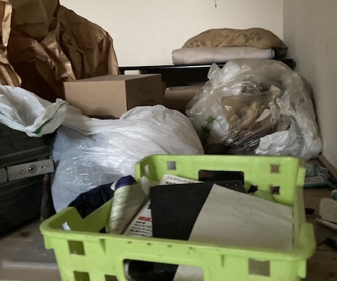 長年の物が蓄積されたゴミ屋敷部屋