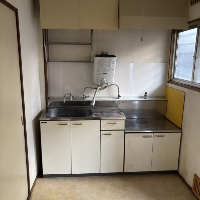 栃木県宇都宮市の賃貸住宅キッチンの片付け後。床や調理スペースが露わになり、全てのゴミを撤去。消臭・除菌処理により臭気が大幅に改善され、リフォームに備えて衛生的に整えられた室内。