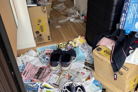 栃木県栃木市の2LDK賃貸物件・ゴミ屋敷清掃後の玄関と廊下。床や壁が見えるほど整理され、木目フローリングと収納扉が清潔に整った状態。