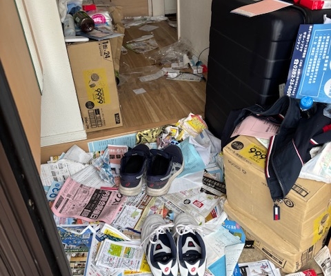 栃木県栃木市の2LDK賃貸物件・ゴミ屋敷清掃後の玄関と廊下。床や壁が見えるほど整理され、木目フローリングと収納扉が清潔に整った状態。