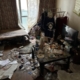 居室内に生活用品や紙類、容器類が床一面に散乱している状態